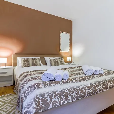 City Center 3 Bedroom Apartment Vrsar Exterior photo