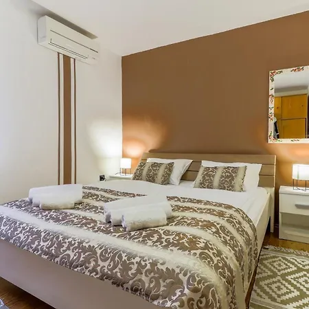 City Center 3 Bedroom Apartment Vrsar Exterior photo