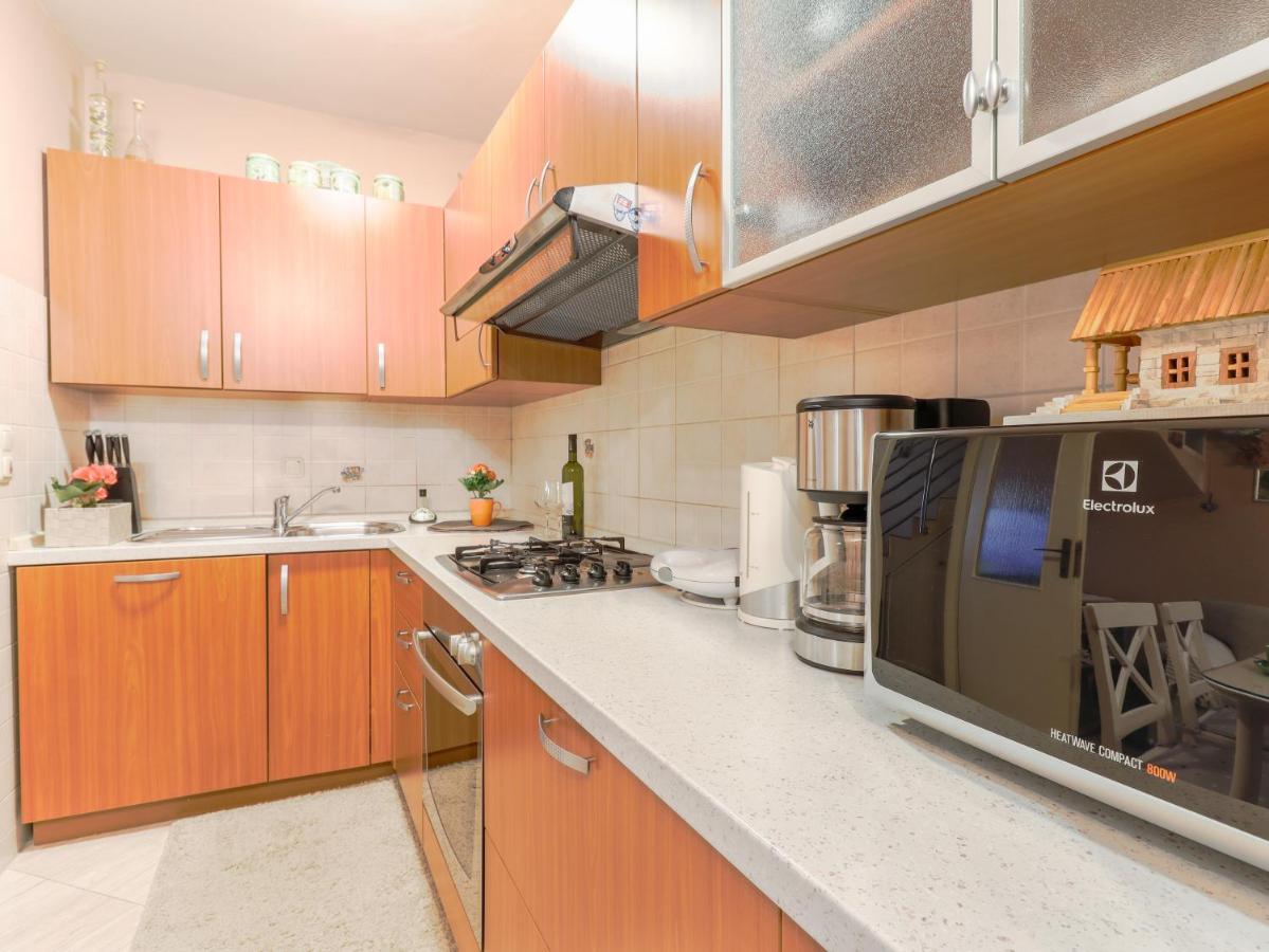 Center 3 Bedroom Apartment *