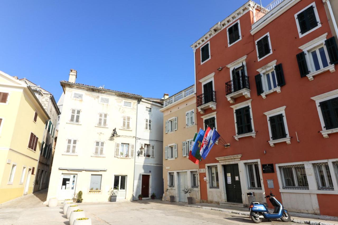 Center 3 Bedroom Apartment *